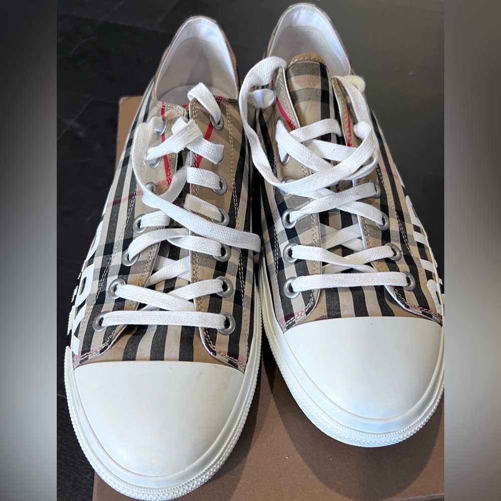 BURBERRY LOW TOP SNEAKERS EU 45.5/US 11.5, authentic in great condition.